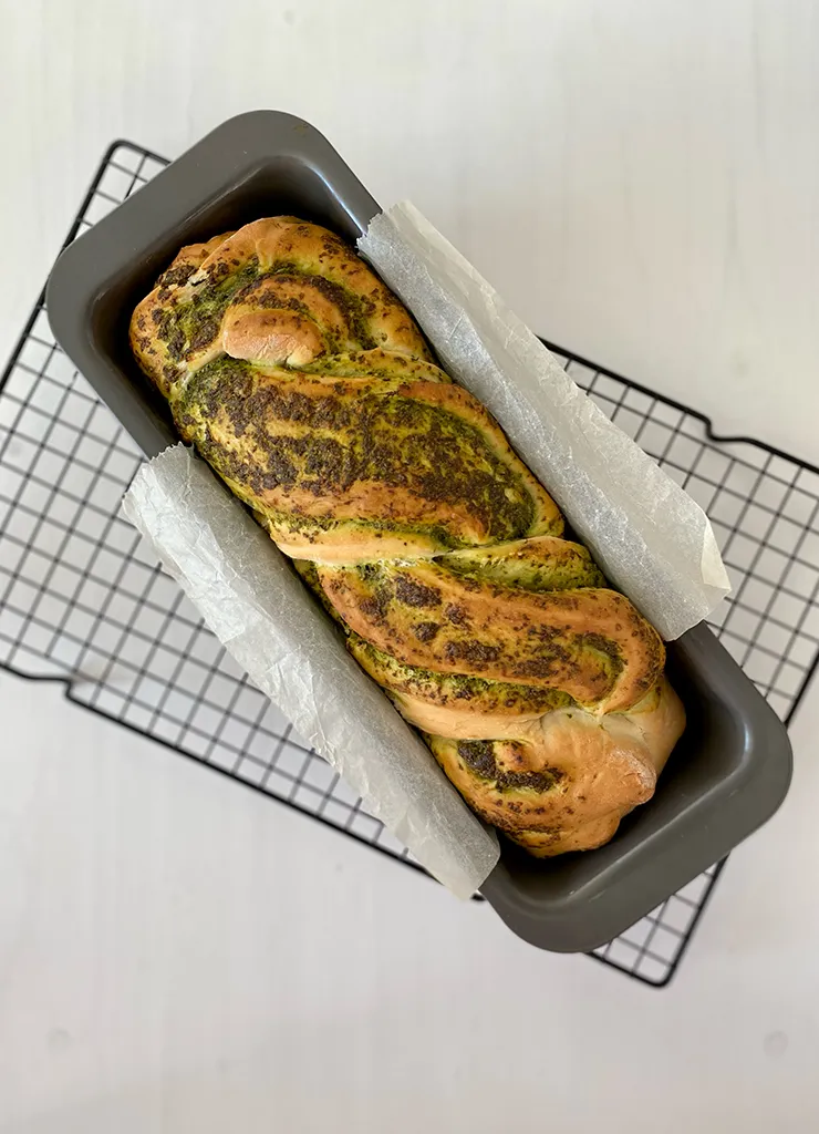 Pesto babka vers uit de oven in bakblik