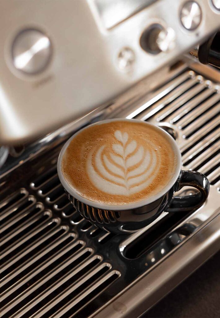 Latte art in een mok op een sage machine