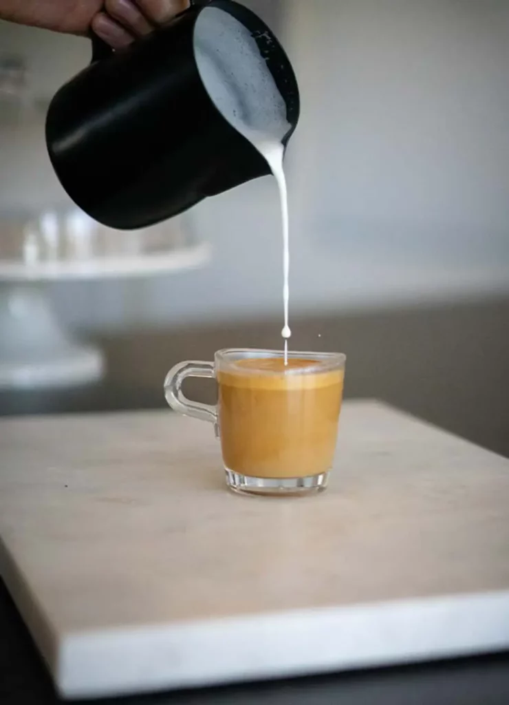 Melk die in cortado wordt geschonken