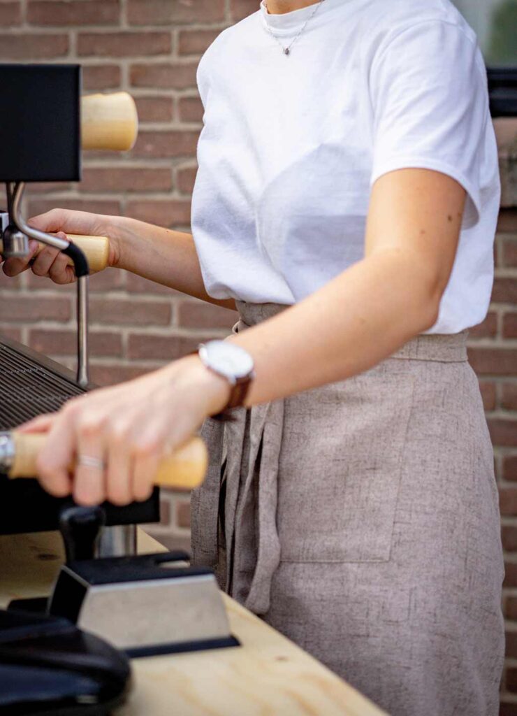 Vrouw bij espressomachine