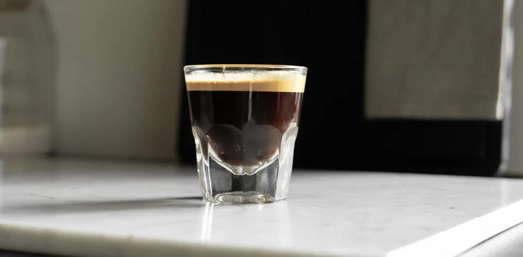 Lungo koffie in een glas