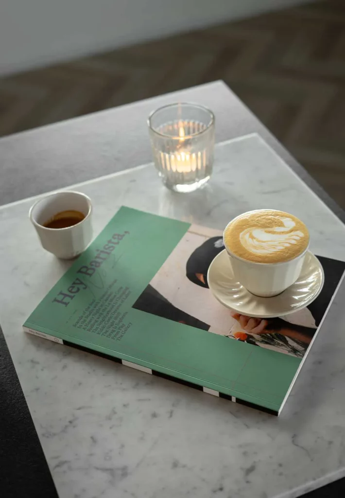 Cappuccino met latte art op magazine