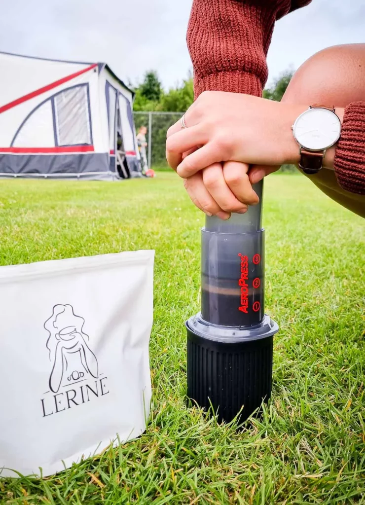 LeRine koffiebonen in zak met een aeropress in het gras