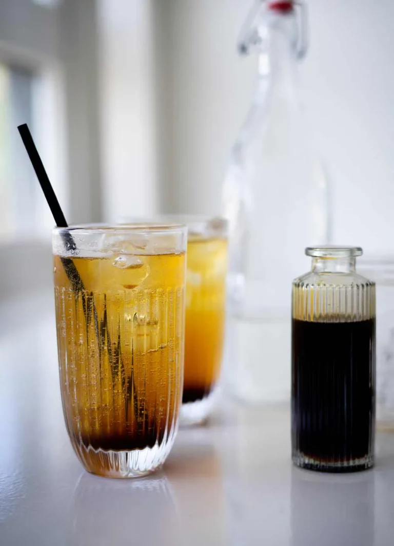 Zomerse koffie limonade in longdrink glas met rietje