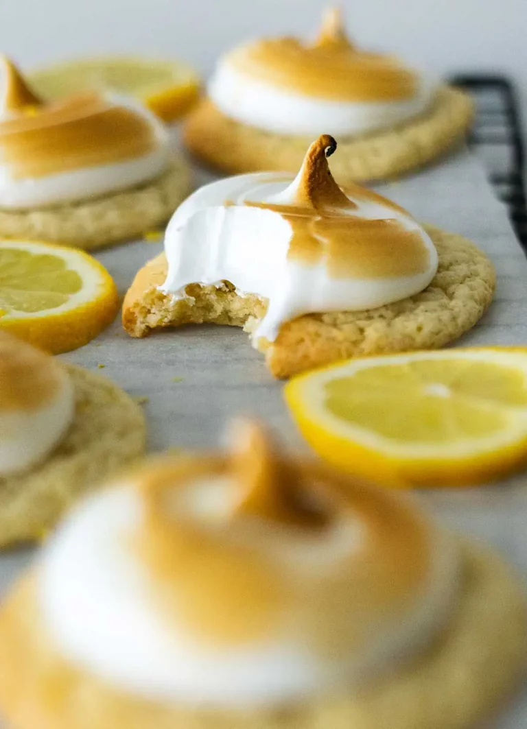 Lemon meringue cookies met hap eruit